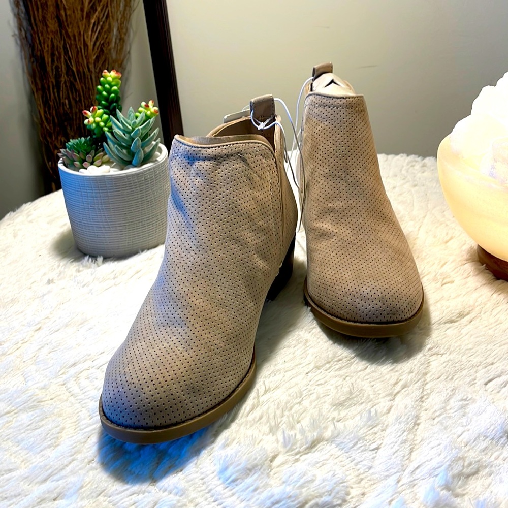 🆕 Bootie Size 7 and 7 1/2